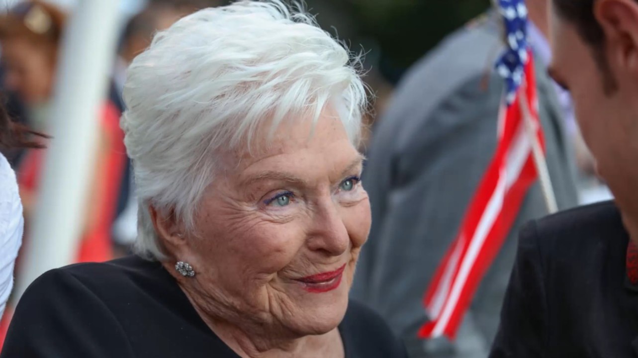 FEMME ACTUELLE - Line Renaud, 90 ans, a gardé une souplesse de jeune fille et époustoufle les internautes