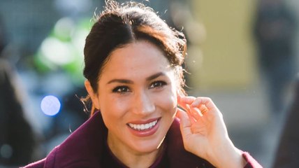 FEMME ACTUELLE - Meghan Markle, très enceinte : elle affiche son baby bump dans une longue robe noire pas comme les autres (pas sûr que tout ai plu à la reine !)