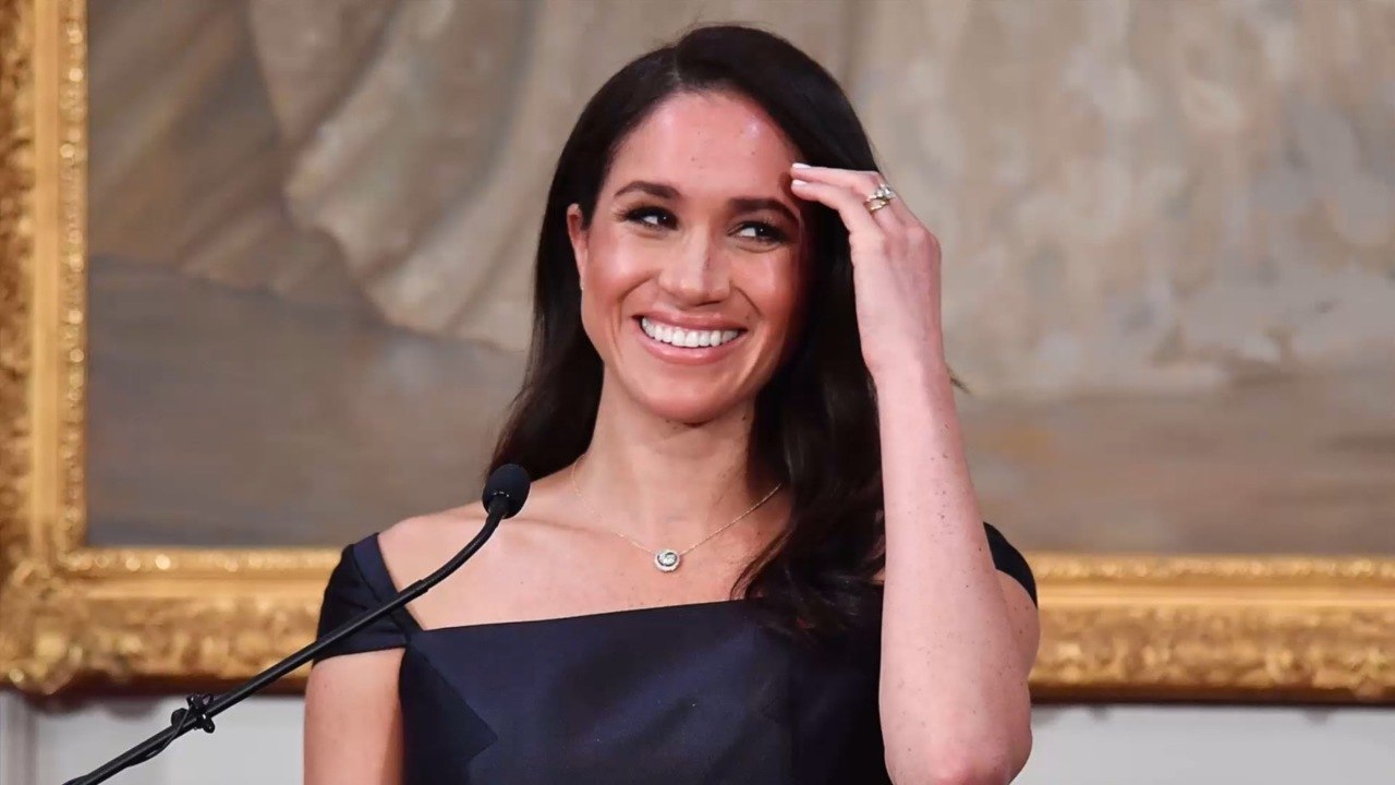 FEMME ACTUELLE - Meghan Markle dévoile sa culotte dans une jupe un peu trop transparente