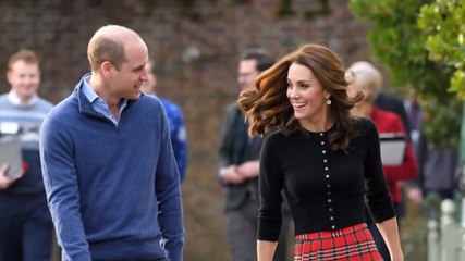 FEMME ACTUELLE - Kate Middleton, radieuse dans une jupe midi aux motifs stars de la saison (on copie !)