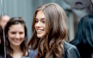 FEMME ACTUELLE - Kaia Gerber, la fille de Cindy Crawford, défile à Paris et choque par sa maigreur