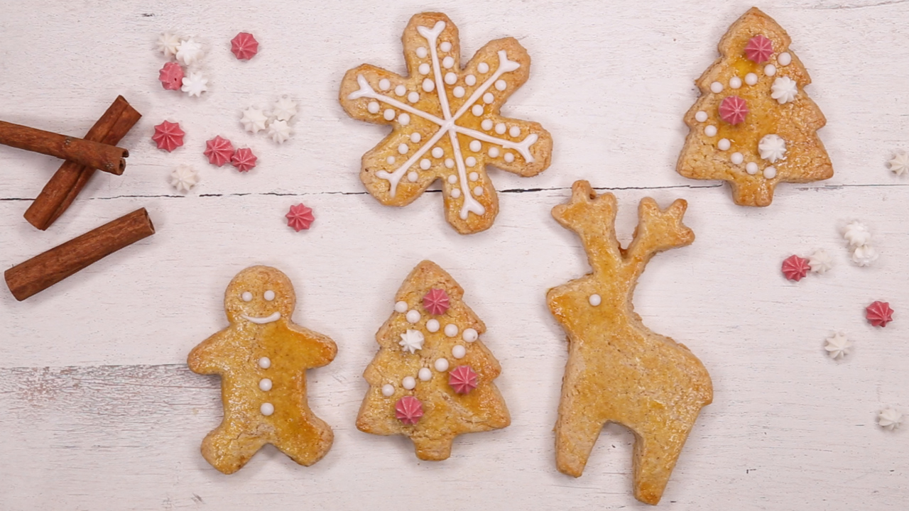 Biscuits de Noël à la cannelle et glaçage vanille - Les Chats Gourmets -  Recettes de cuisine