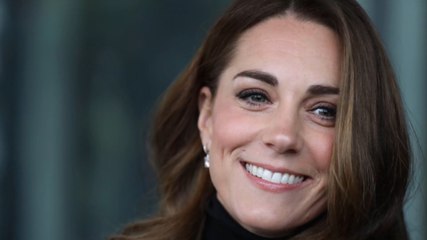 FEMME ACTUELLE - Kate Middleton électrique en bleu, elle ressort sa pièce fétiche !