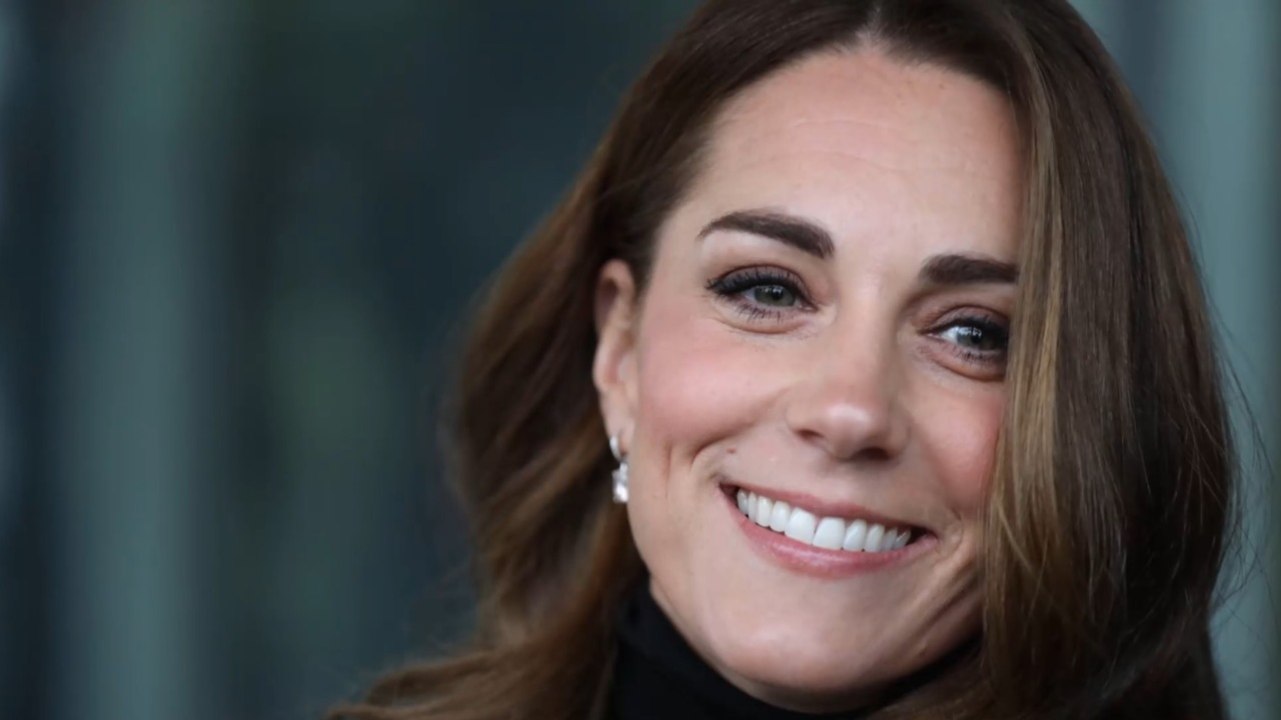 FEMME ACTUELLE - Kate Middleton électrique en bleu, elle ressort sa pièce fétiche !