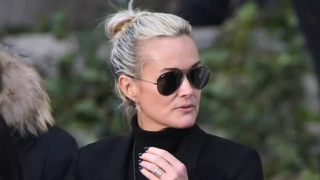 FEMME ACTUELLE - Laeticia Hallyday de retour à Paris : elle porte la croix de son époux et un t-shirt à l'effigie de Johnny Hallyday