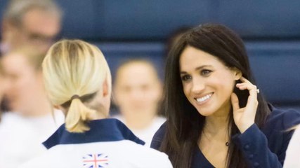 FEMME ACTUELLE - Quand Meghan Markle joue au basket… en talons hauts