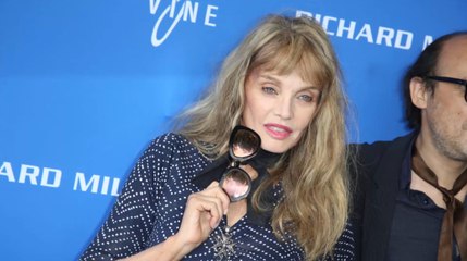 FEMME ACTUELLE - Arielle Dombasle : sa méthode hallucinante pour ne pas payer ses contraventions