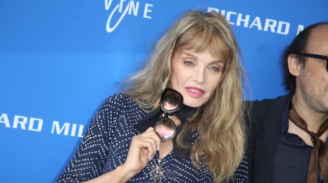 FEMME ACTUELLE - Arielle Dombasle : sa méthode hallucinante pour ne pas payer ses contraventions