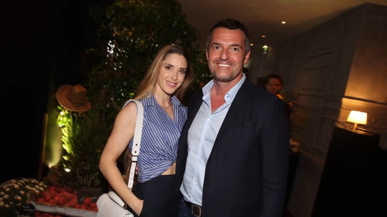 FEMME ACTUELLE - Arnaud Ducret présente sa nouvelle compagne, Claire Francisci, danseuse de pole dance