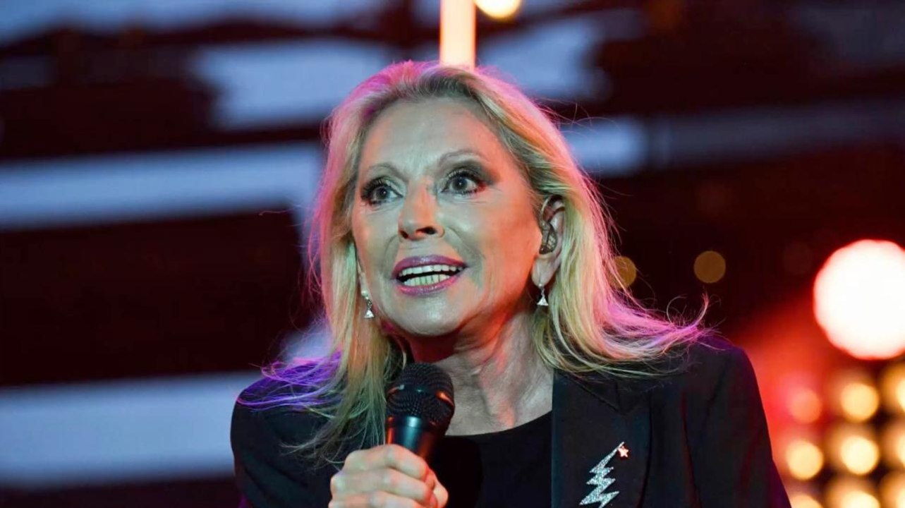 FEMME ACTUELLE - Atteinte d'une tumeur, Véroniq...