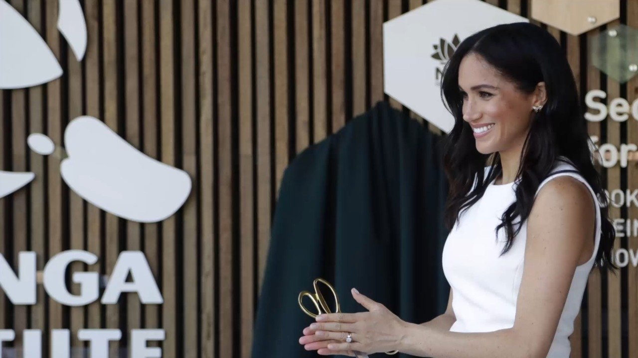 FEMME ACTUELLE - Meghan Markle en jean et bottines : son look casual chic qui lui va si bien (et son denim déjà en rupture de stock !)