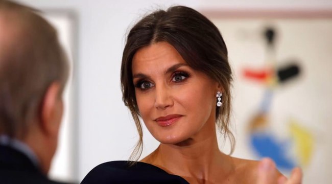 FEMME ACTUELLE - Letizia d’Espagne, très élégante pour la fête nationale espagnole, avec ses deux filles (très chic aussi !)