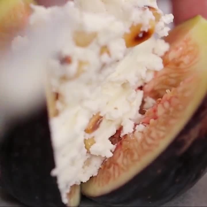 Figues rôties, chèvre frais et piment d'Espelette