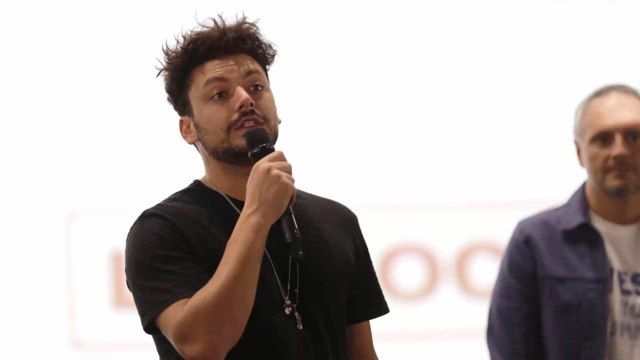 FEMME ACTUELLE - Kev Adams moqué par les internautes sur son « enfance difficile »