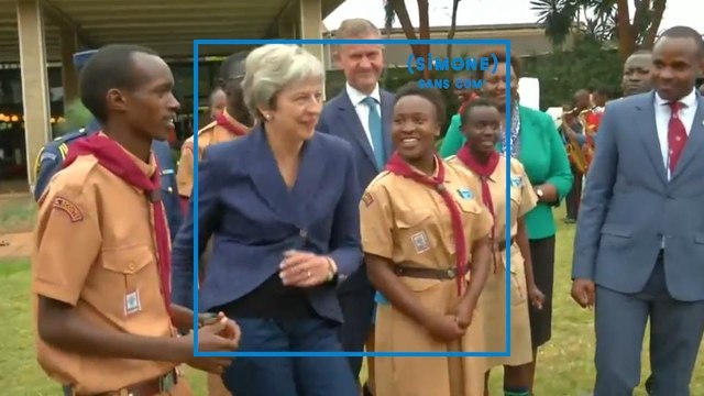 SIMONE - Theresa May s'improvise danseuse