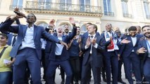 FEMME ACTUELLE - Emmanuel Macron : avez-vous remarqué son bracelet pendant la coupe du monde ? On vous dit tout !