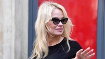 FEMME ACTUELLE - Pamela Anderson : en vacances avec Adil Rami, elle ose un décolleté plus que plongeant