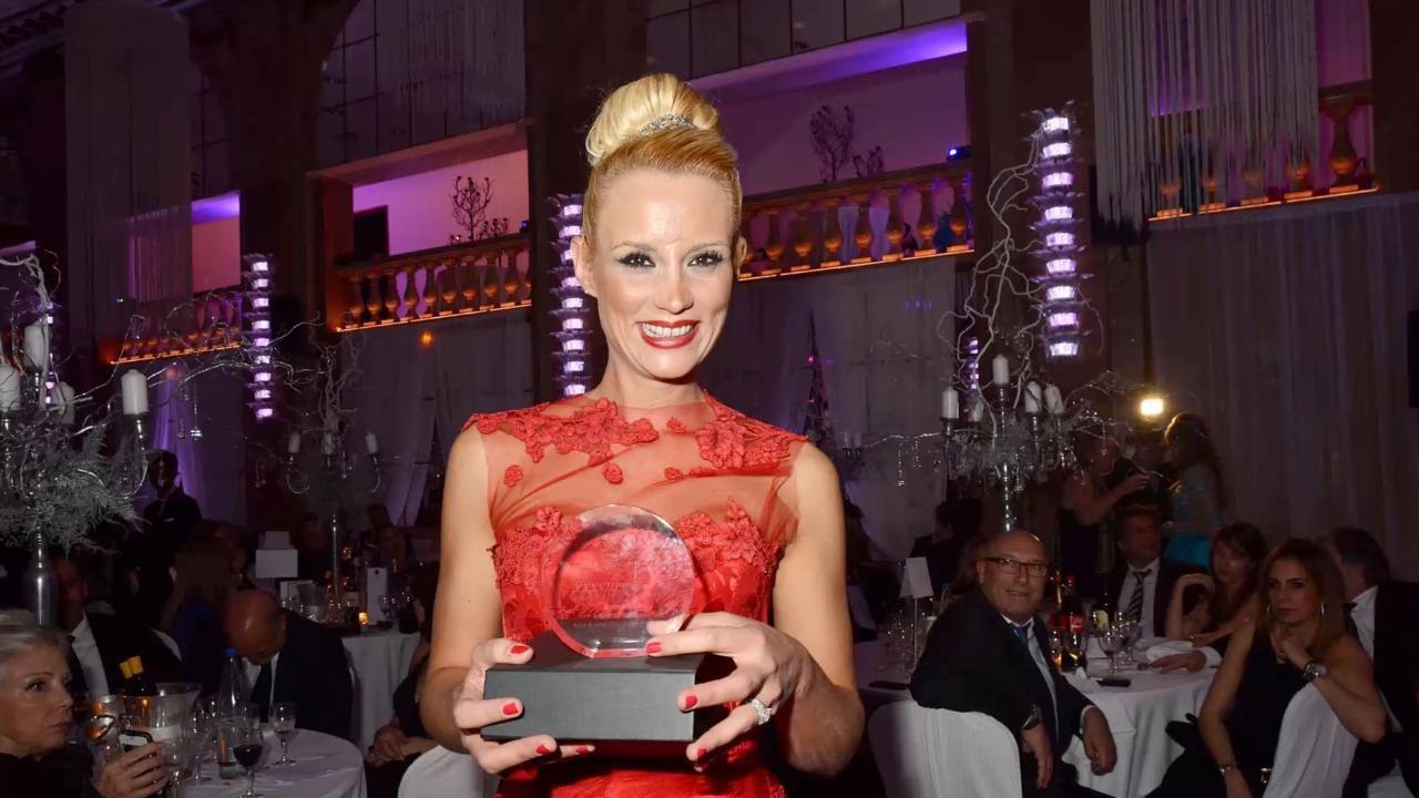 FEMME ACTUELLE - Elodie Gossuin enflamme la Toile avec un cliché d'elle topless sur la plage