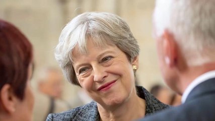 FEMME ACTUELLE - Le prince William et Theresa May à Amiens : sa révérence moquée par les internautes