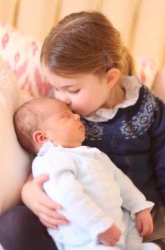 FEMME ACTUELLE - Baptême du prince Louis : Charlotte, très à l’aise, vole presque la vedette à son petit frère