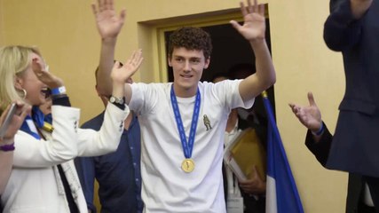 FEMME ACTUELLE - Benjamin Pavard : comment son nouveau statut de "chouchou du public français" change sa vie
