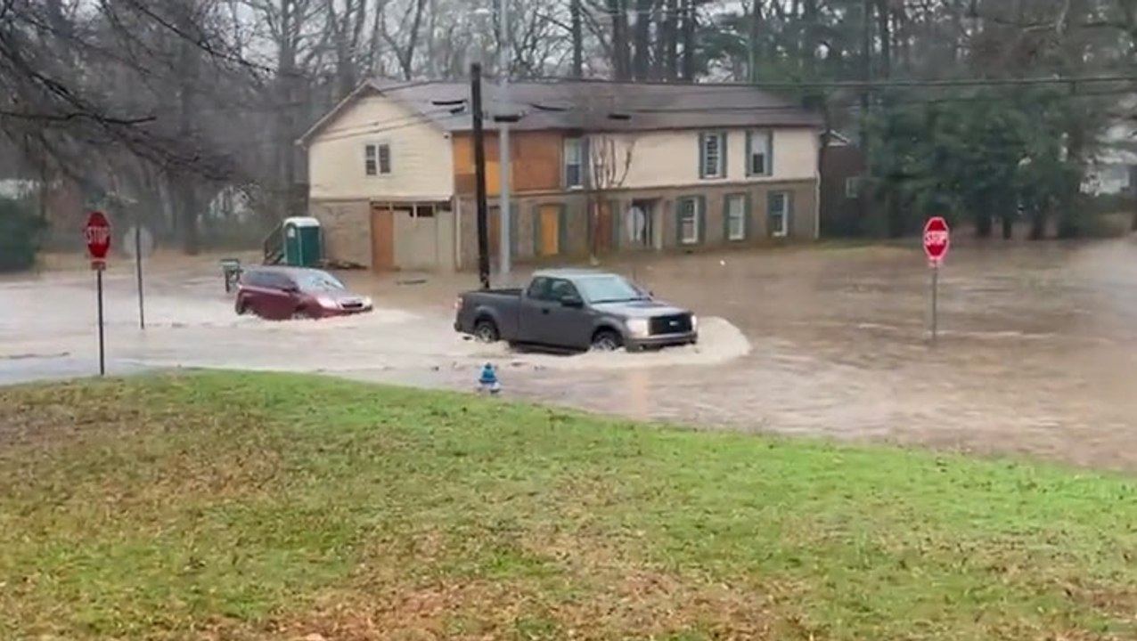 Severe thunderstorms deal damage across the Sou...