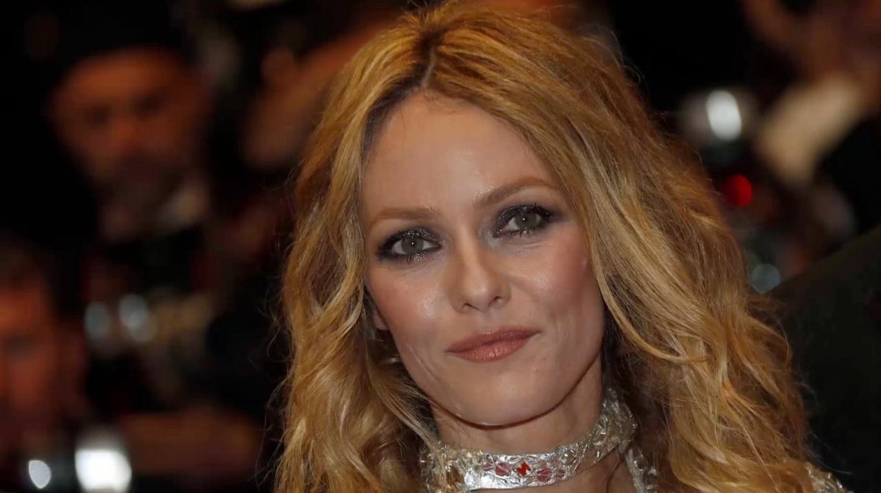 FEMME ACTUELLE - Vanessa Paradis illumine le tapis rouge de Cannes en robe dorée