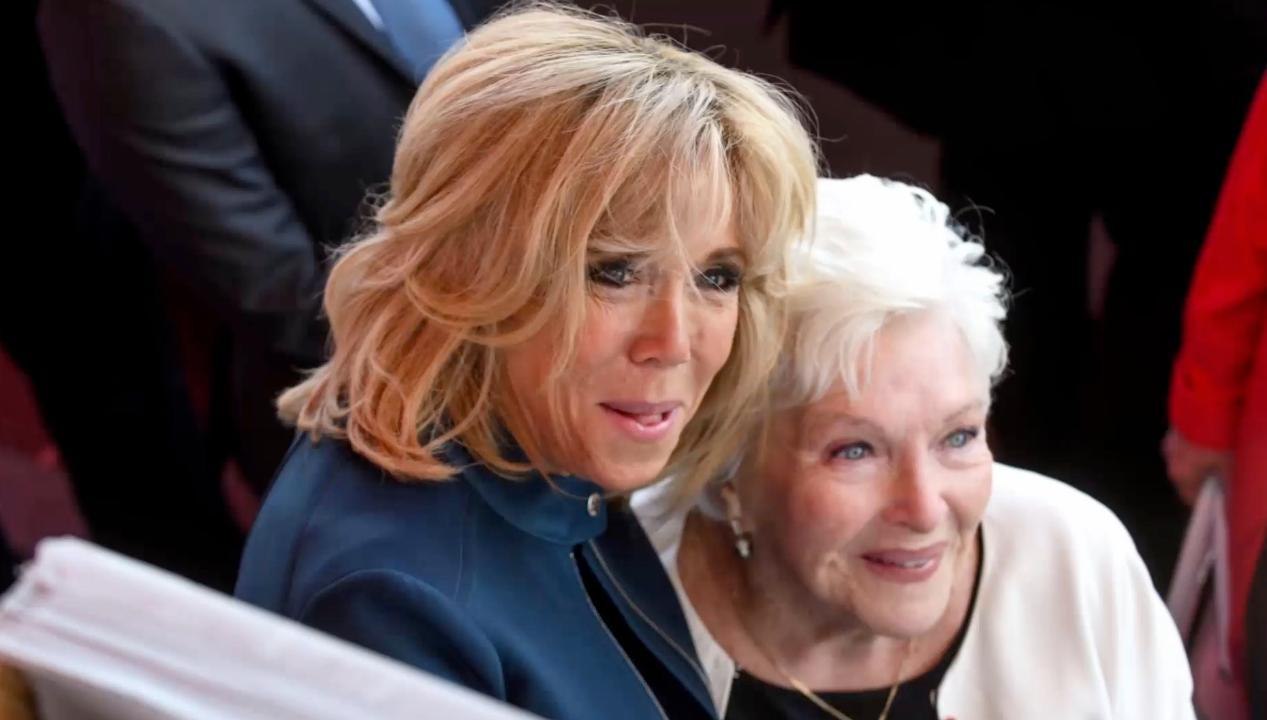 FEMME ACTUELLE - Line Renaud raconte sa rencontre avec le couple Macron, son "coup de foudre d’amitié"