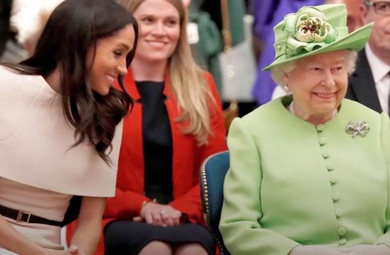 FEMME ACTUELLE - Meghan Markle, intimidée pour sa première sortie avec la reine Elizabeth ? Son langage corporel analysé