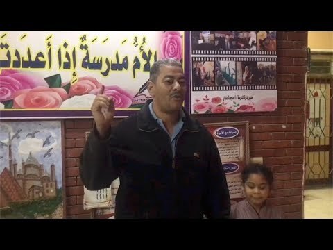 ناخب يلقي قصيدة شعرية في رجال الجيش والشرطة بعد إدلائه بصوته