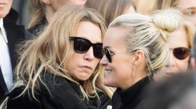 FEMME ACTUELLE - Dominique Besnehard charge une nouvelle fois Laeticia Hallyday et sa famille