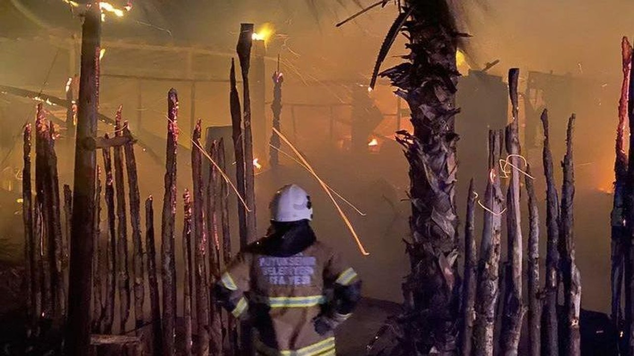 Çeşme’de yıldırım düşen işletme alev alev yandı