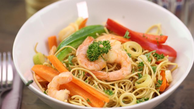 CUISINE ACTUELLE - La recette des crevettes sautées aux nouilles chinoises