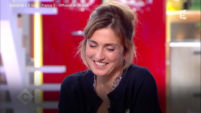 FEMME ACTUELLE - Julie Gayet, émue, raconte le jour où François Hollande l'a beaucoup fait pleurer