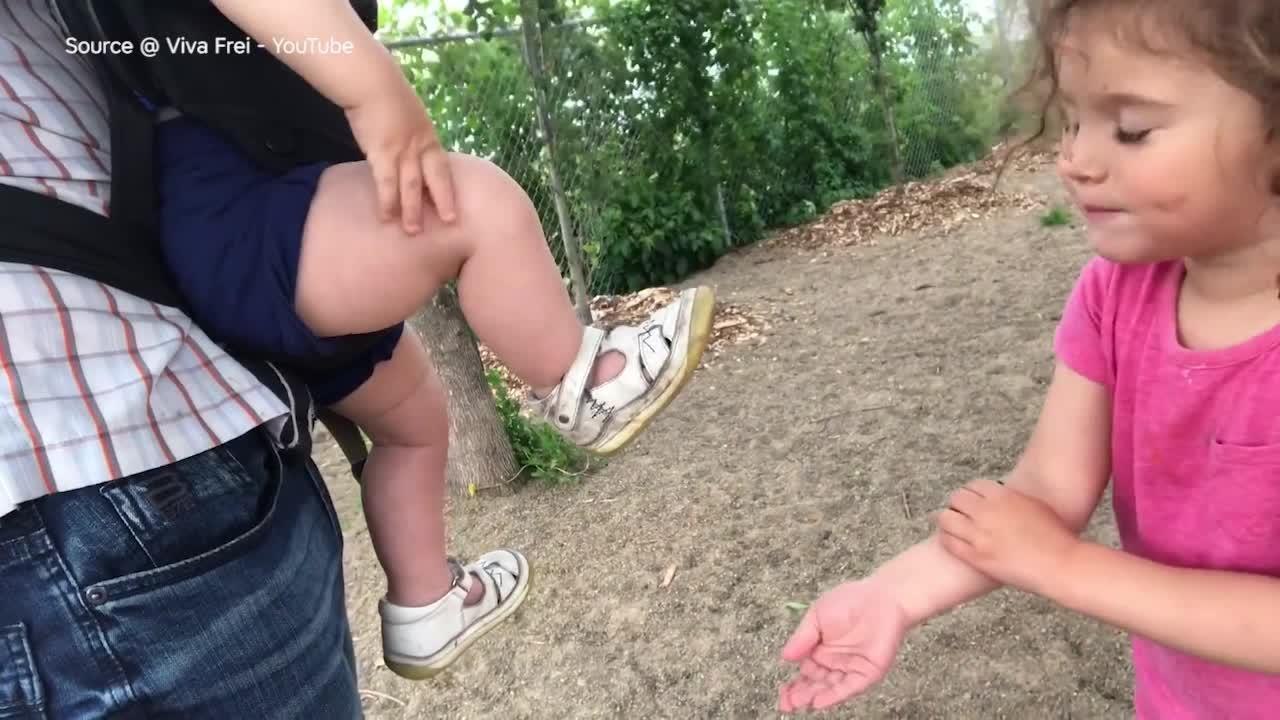 FEMME ACTUELLE - Un papa démontre par l’image que les porte-bébés n’ont pas été pensé pour les homme