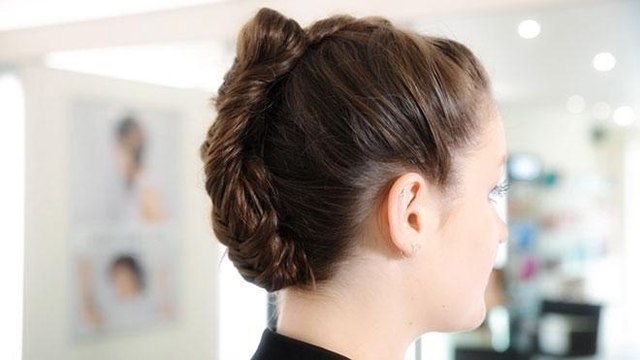 FEMME ACTUELLE : le chignon tresse épi façon Wonderwoman