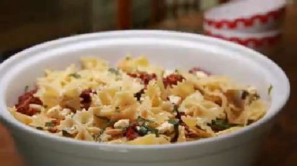 La salade de pâtes aux tomates séchées (vidéo)
