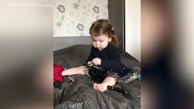 FEMME ACTUELLE - Une petite fille de 18 mois vous offre le plus mignon des tutos beauté