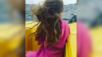 FEMME ACTUELLE - Carla Bruni et sa fille Giulia s’éclatent lors d’une virée en bateau