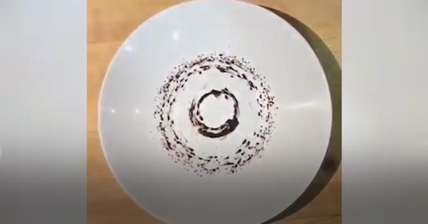 FEMME ACTUELLE - Comment utiliser le hand spinner pour sublimer la déco de vos assiettes ?