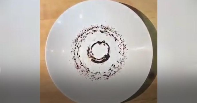 FEMME ACTUELLE - Comment utiliser le hand spinner pour sublimer la déco de vos assiettes ?