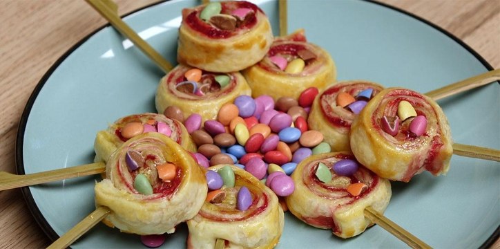 Comment préparer des sucettes feuilletées aux Smarties