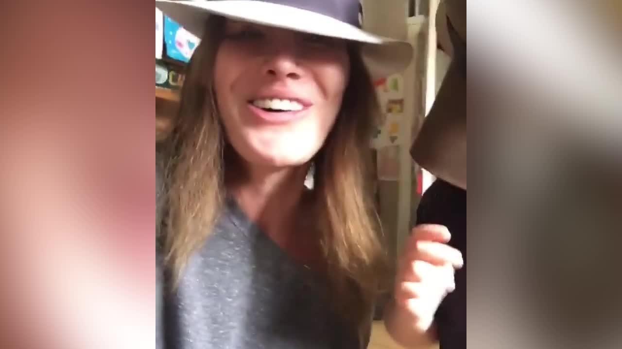 FEMME ACTUELLE - Mort de Chuck Berry : Carla Bruni lui rend hommage en duo avec sa fille Giulia