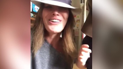 FEMME ACTUELLE - Mort de Chuck Berry : Carla Bruni lui rend hommage en duo avec sa fille Giulia