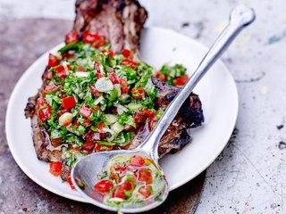 Côtes de porc au barbecue et salsa de poivrons