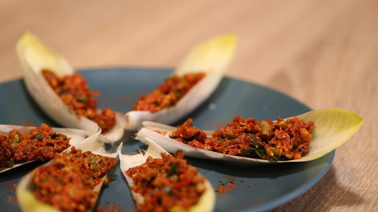 FEMME ACTUELLE - Naturopathie, les recettes crues: Endives au pesto, pistaches et tomates confites