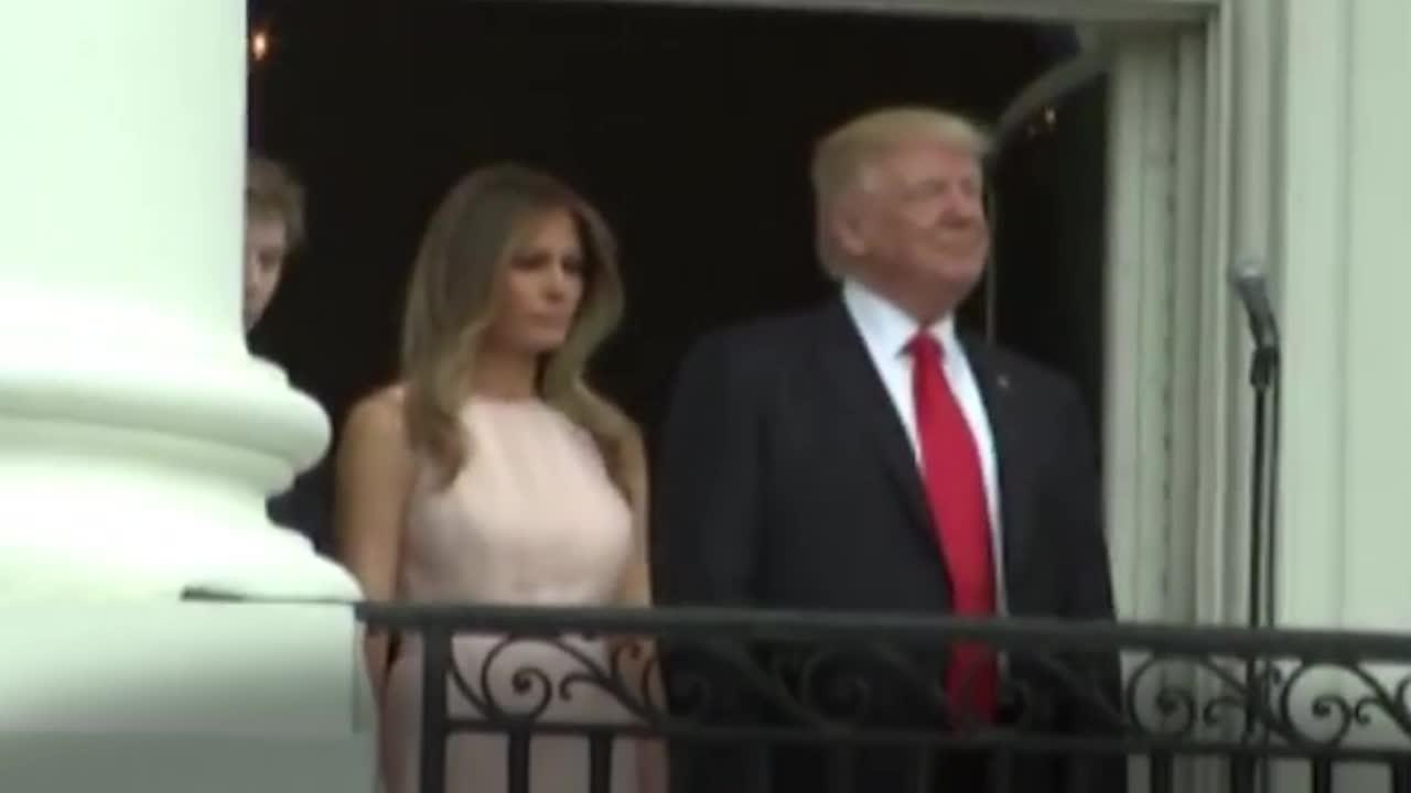 FEMME ACTUELLE - En Israël, Melania Trump repousse la main de son mari