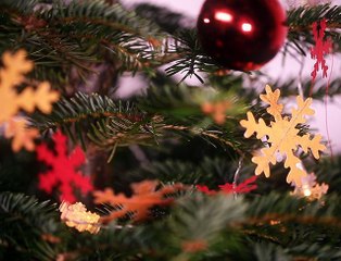 Express, une guirlande de Noël en papier, cousue à la machine