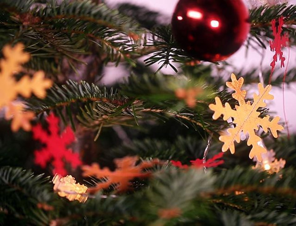 Express, une guirlande de Noël en papier, cousue à la machine