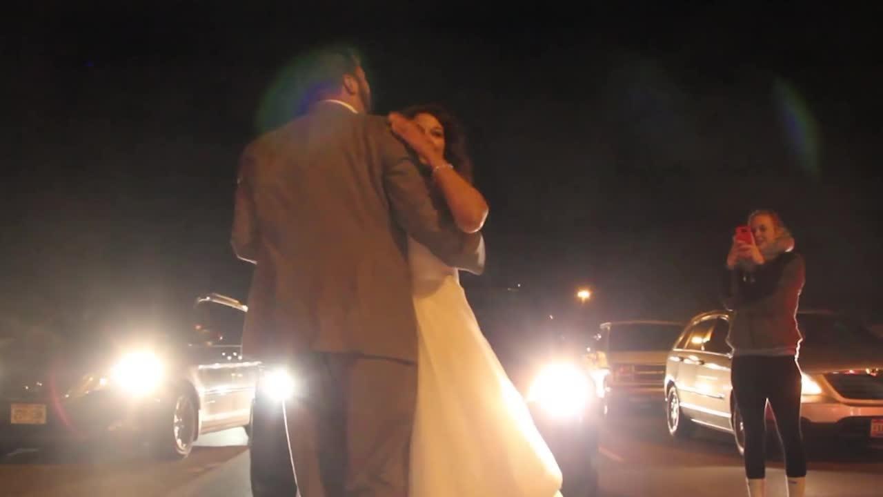 FEMME ACTUELLE - Jeunes mariés, ils donnent leur première danse sur l'autoroute